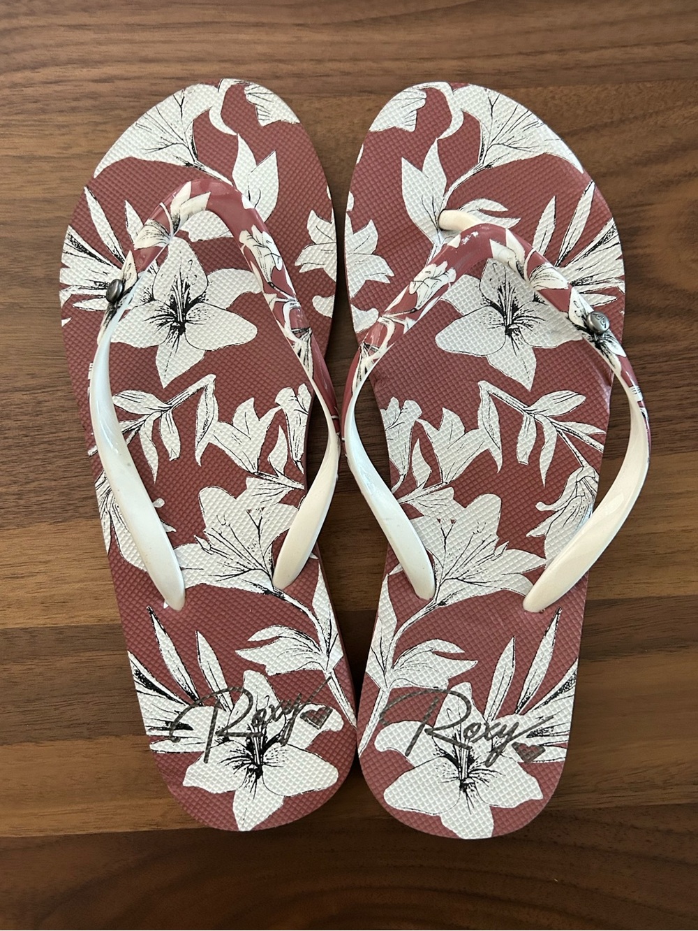 ROXY FLIP FLOP SIZE 6 NWT